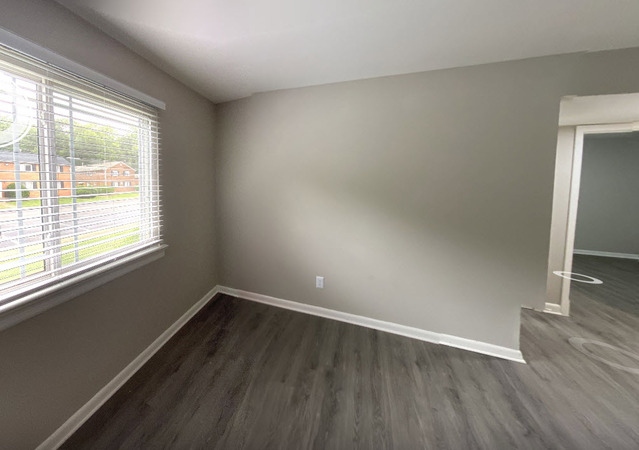 Deering Manor -  2701 Lauradale Ln